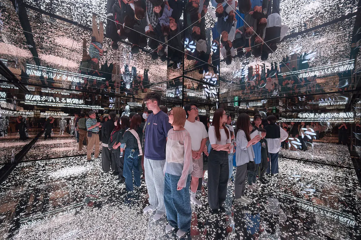 Visitors in a mirrored room of point clouds