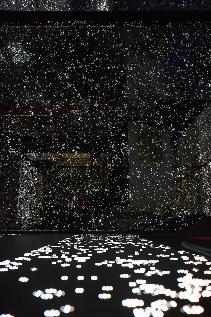 Light scattered on the mirrored floor